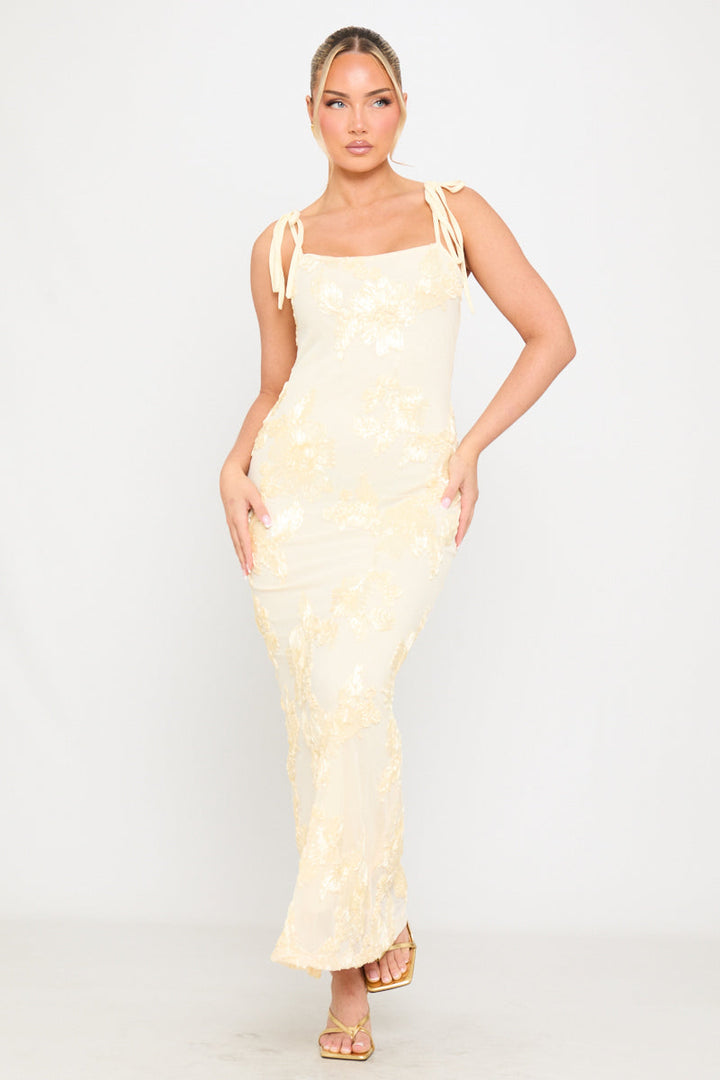 Cremefarbenes Maxikleid mit Blumenstickerei und Schulterschnürung