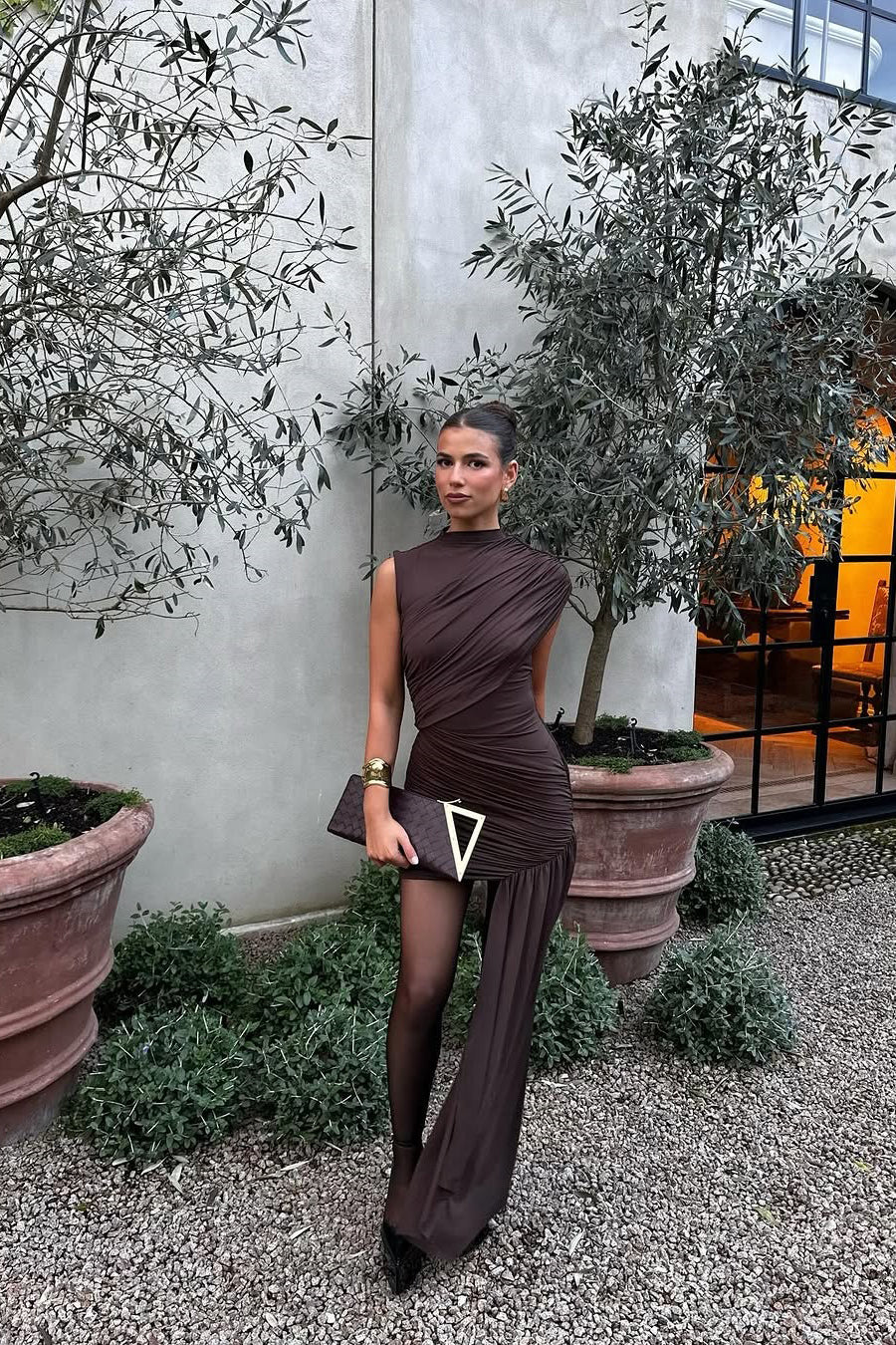 Mini abito marrone con drappeggio e arricciature a collo alto