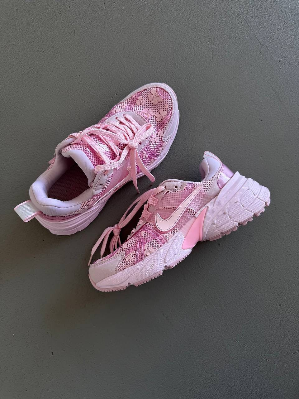 Nike V2K rosa floreale 