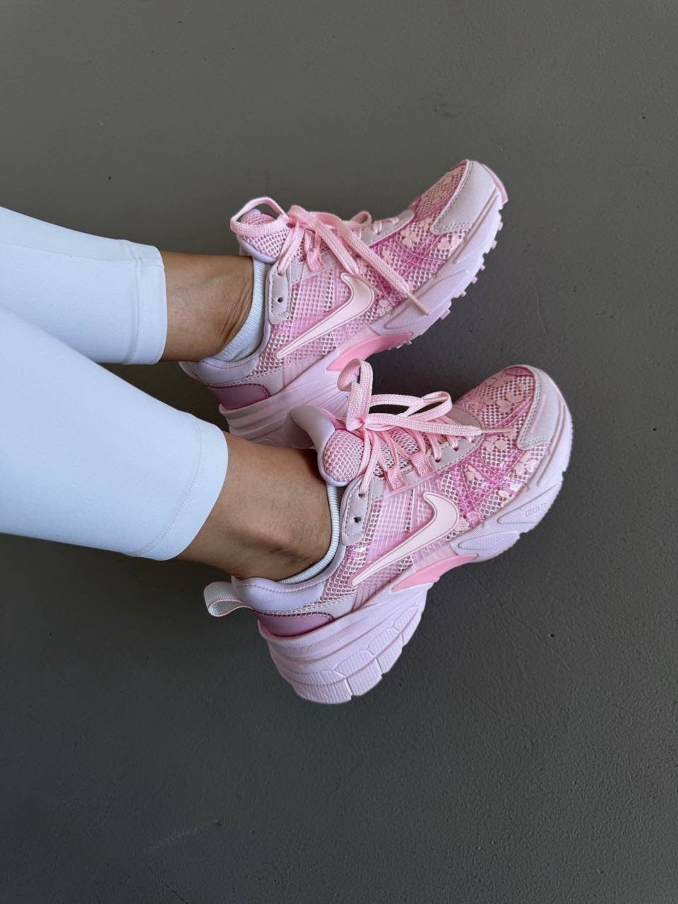 Nike V2K rosa floreale 